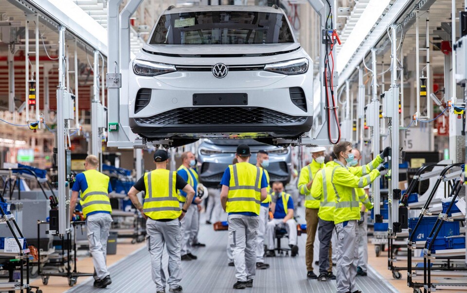 Volkswagen, hãng ôtô lớn nhất thế giới của Đức, vừa phải cho tạm ngừng sản xuất xe điện tại một trong những nhà máy lớn nhất của tập đoàn. Ảnh: David Hecker/AFP