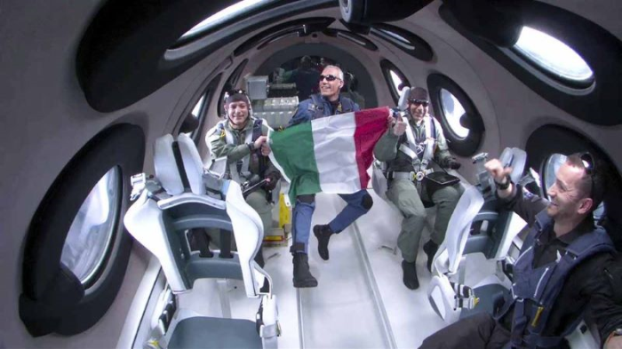 Ngài Branson giương cờ Ý trong cabon máy bay. Ảnh: Virgin Galactic