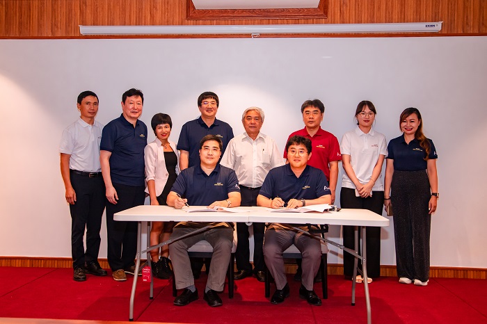 Ông Nguyễn Trung Dũng, Tổng giám đốc BK-Holding và ông Sin Seong Jae, Giám đốc Urielsoft (phải) ký biên bản hợp tác ngày 8/7/2023. Ảnh: Quang Duy