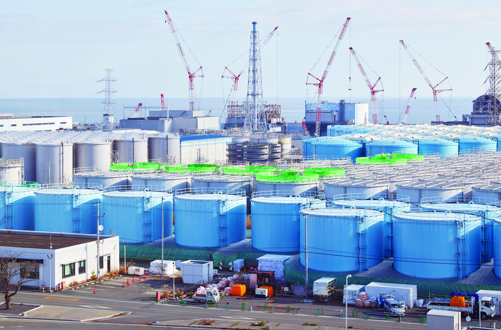 Các thùng chứa nước nhiễm xạ tại nhà máy Fukushima Daiichi.  Ảnh: Wired.