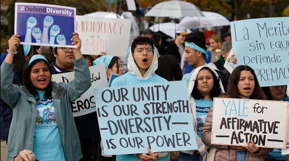 Những người ủng hộ “chính sách nâng đỡ” (Affirmative Action) trong giáo dục đại học tập trung trước Pháp viện Tối cao Hoa Kỳ, trong khi các thẩm phán nghe trình bày về các vụ sinh viên kiện Đại học Harvard và Đại học North Carolina, tháng 11/2022.