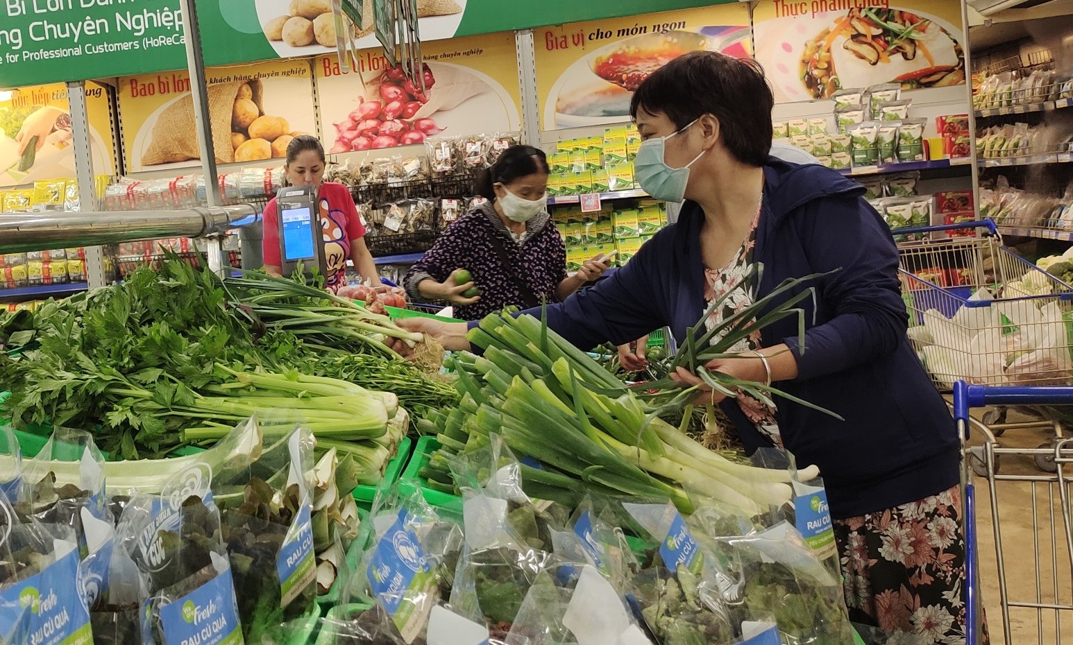 Người dân mua rau ở siêu thị. Ảnh: VGP/Thùy Linh