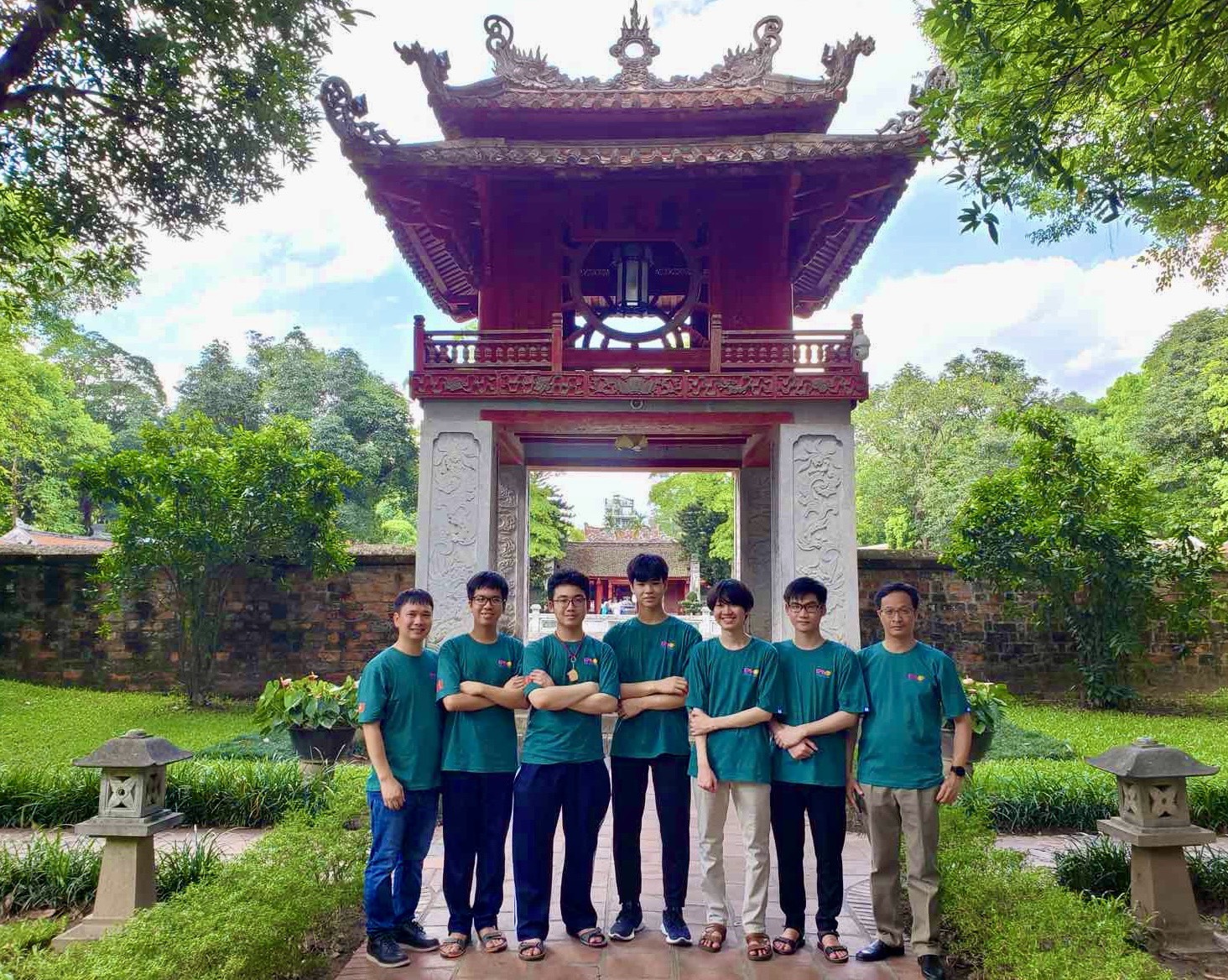 Đội tuyển Olympic Vật lý quốc tế của Việt Nam và hai thầy giáo dẫn đoàn.