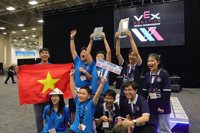 Tại Giải vô địch thế giới VEX Robotics World Championship 2023, đội Penn Chuối sấy (PennSchool, TPHCM, áo đen) đoạt Giải Truyền Cảm hứng, và đội AANO (Trường THCS Trưng Vương, Hà Nội, áo xanh) giành giải Tinh thần Thi đấu Xuất sắc. Ảnh: STEAM for Vietnam
