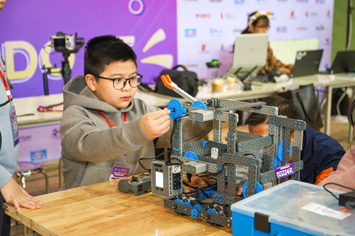 Một thí sinh tại Giải vô địch Robotics toàn quốc 2023 diễn ra ở Nhà thi đấu Đại học Bách khoa Hà Nội hồi tháng Hai. Ảnh: STEAM for Vietnam