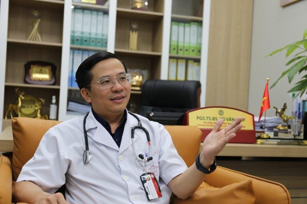 PGS. BS. Vũ Văn Giáp chia sẻ về những chiến lược áp dụng công nghệ cho y tế từ xa của Bệnh viện Bạch Mai. Ảnh: Ngô Hà