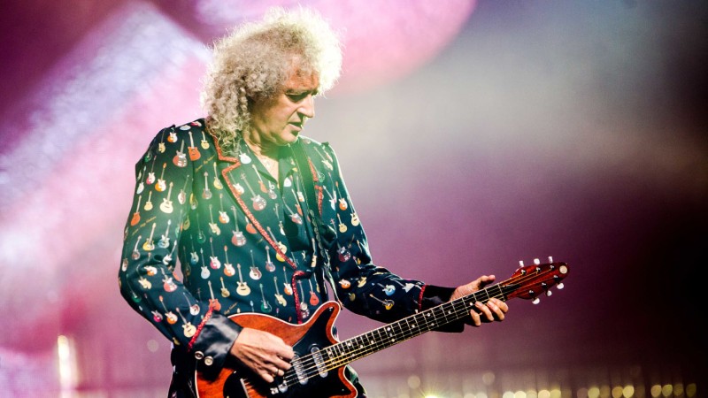 Tay guitar của ban nhạc Queen kiêm nhà vật lý thiên văn Brian May. Ảnh: Matthew Baker