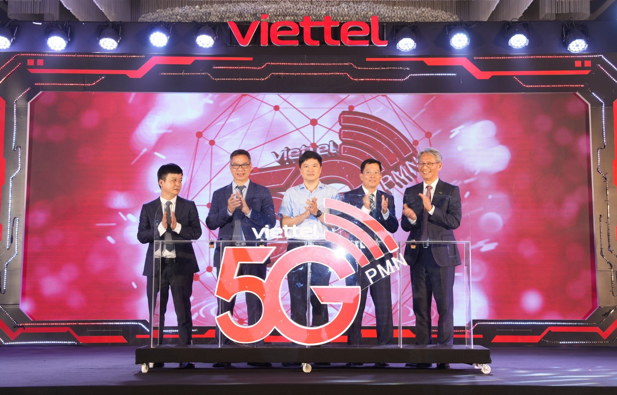 Tập đoàn Viettel công bố thử nghiệm thành công dịch vụ mạng di động 5G dùng riêng cho nhà máy Pegatron tại Hải Phòng.