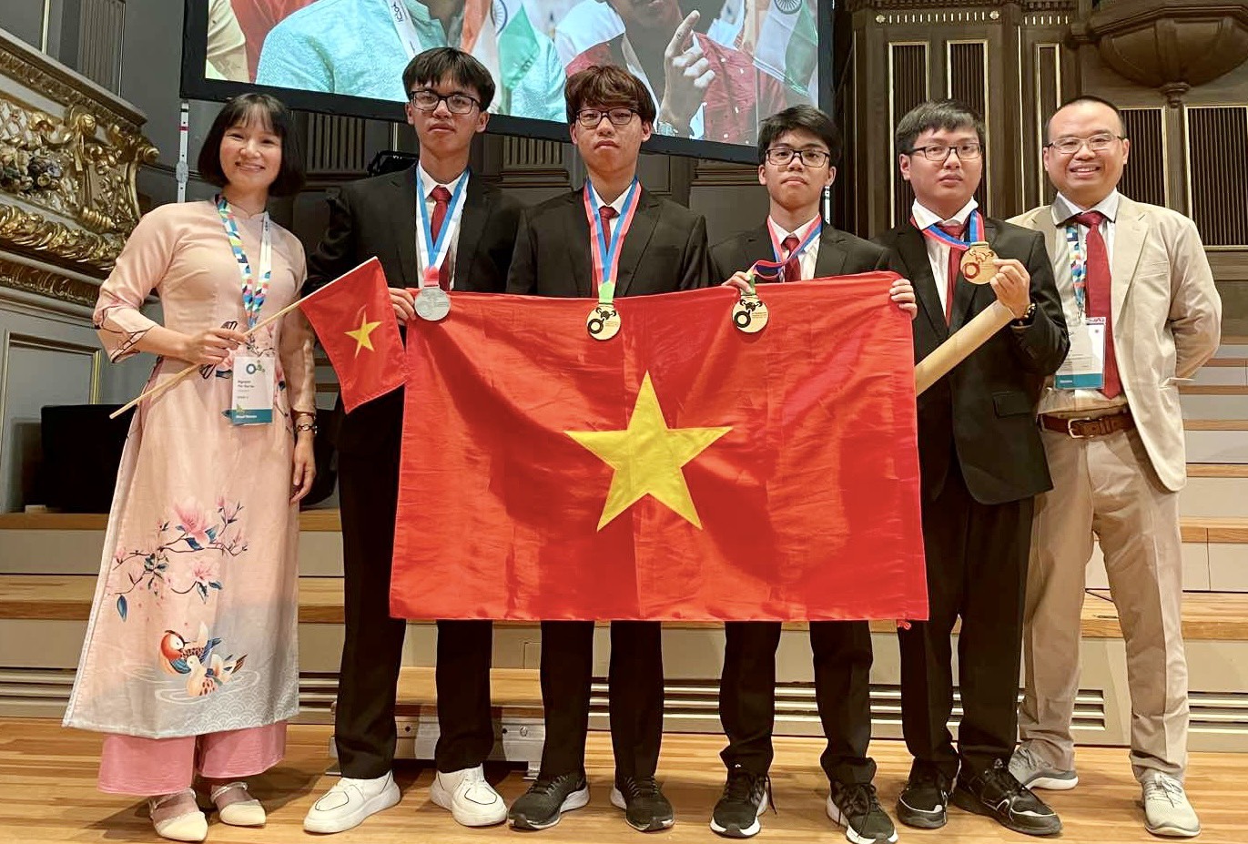 Đoàn học sinh Việt Nam tham dự Olympic Hoá học quốc tế.