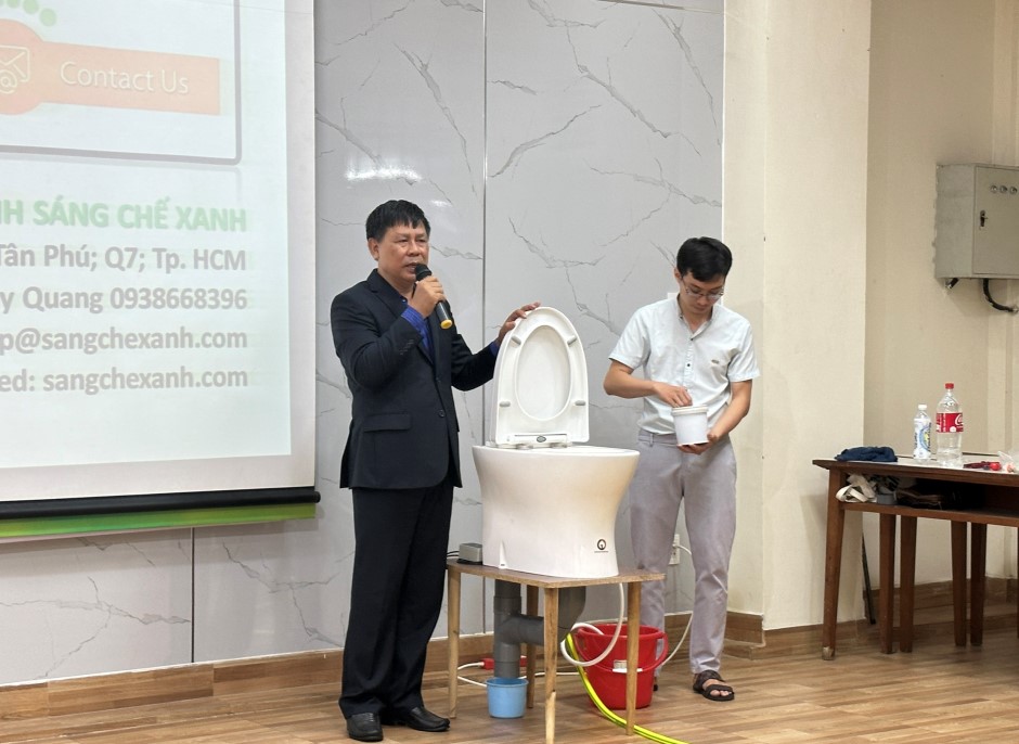 Nhà sáng chế Nguyễn Văn Nam giới thiệu và trình diễn demo hoạt động của sản phẩm bồn cầu xả nước thế hệ mới. Nguồn: CESTI