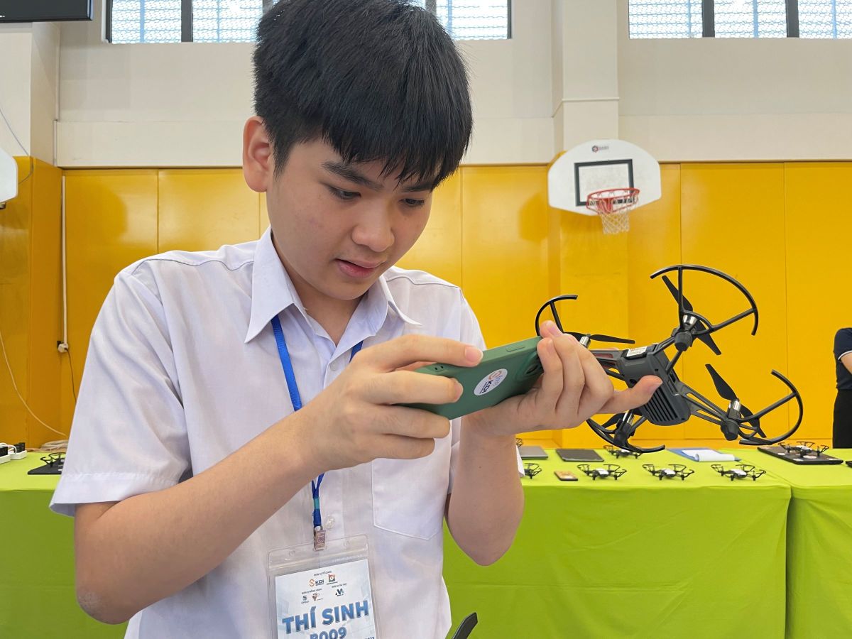 Học sinh có thể lập trình đường đi cho drone trên điện thoại khi tham gia cuộc thi.