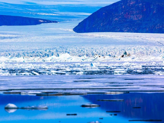 Với biến đổi khí hậu làm tan băng ở Greenland, lượng nước ngọt lạnh tràn vào có thể làm yếu đi một mạng lưới các dòng hải lưu có ảnh hưởng tới thời tiết. Ảnh: Kerem Yucel 