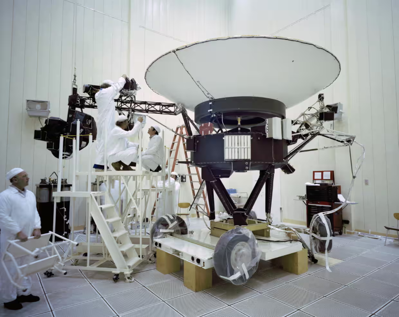 Kỹ sư của NASA đang chế tạo tàu du hành Voyager 2 trước khi nó được phóng đi vào năm 1977. Ảnh: Nasa