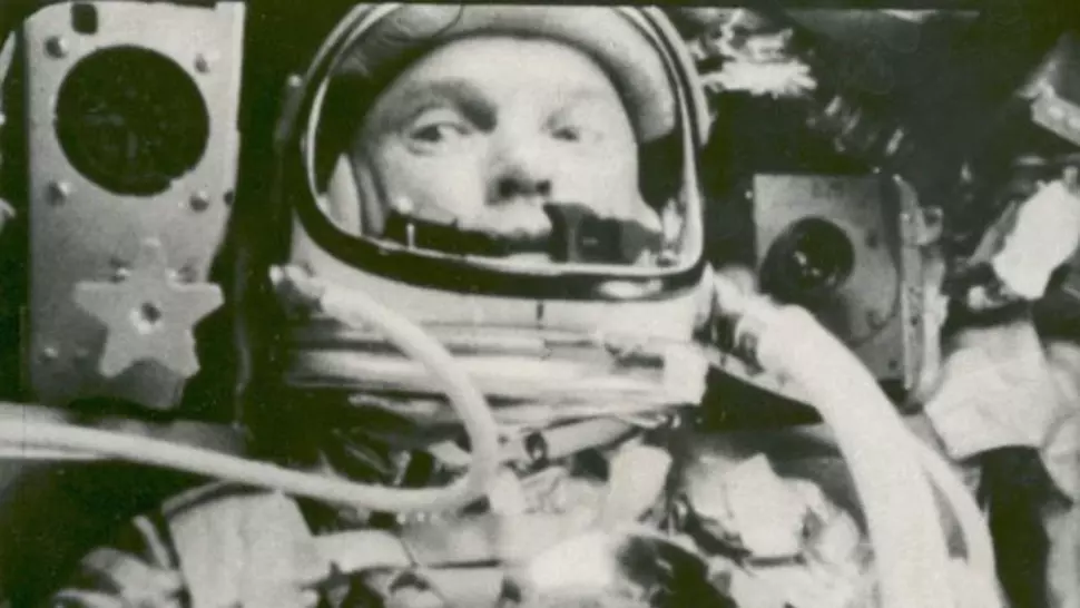John Glenn chụp ảnh trong không gian bằng máy ảnh chuyển động chuỗi tự động trong chuyến bay quỹ đạo lịch sử của mình.