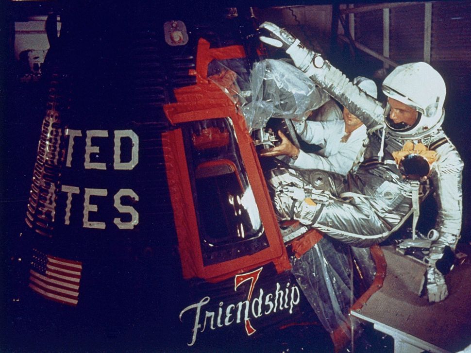 John Glenn leo vào tàu Friendship 7. Nguồn: NASA