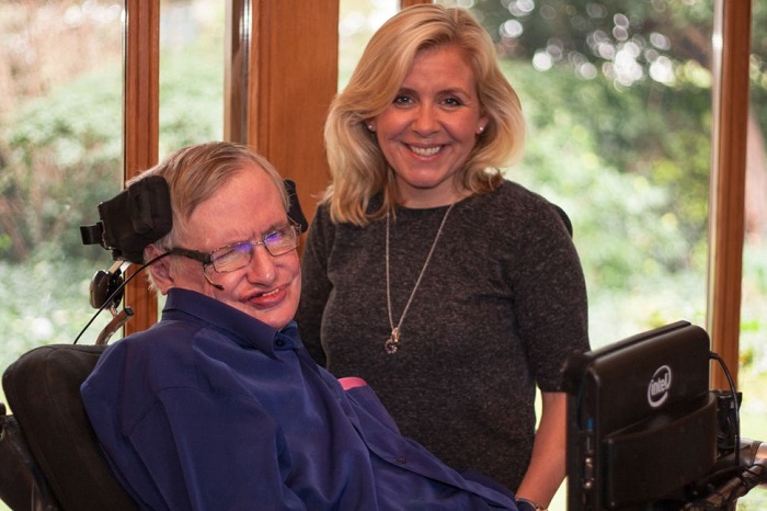Stephen Hawking và con gái Lucy Hawking | Nguồn ảnh: Random House Children's Books