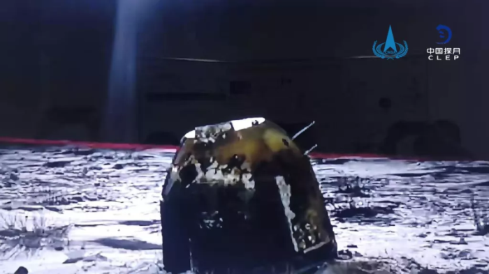 Tàu thăm dò lấy mẫu Chang’e 5 của Trung Quốc quay lại Trái đất sau khi mang về các mẫu đá Mặt trăng đầu tiên từ 44 năm nay. Tàu hạ cánh ngày 16/12/2020 tại Tứ Tử Vương kỳ, Nội Mông Cổ. Ảnh: Dự án thám hiểm Mặt trăng Trung Quốc