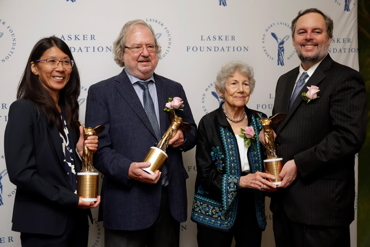 Tiến sĩ Witkin (thứ hai từ phải sang) là một trong bốn người nhận giải Lasker vào năm 2015. Nguồn: Richard Drew