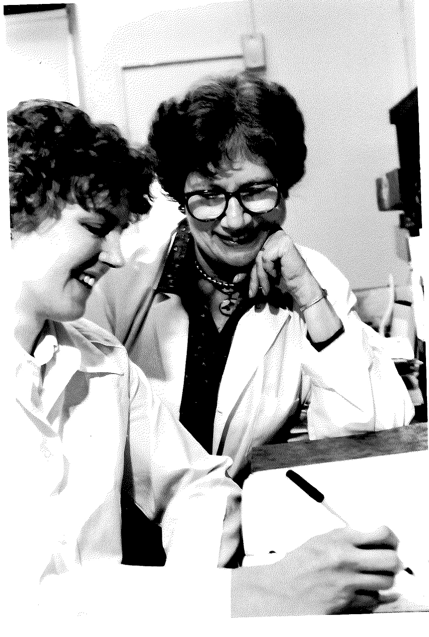 Tiến sĩ Witkin cùng cô học trò Joann Sweasy - sau này là giáo sư về y học tế bào và phân tử, hóa học và hóa sinh, và di truyền học tại Đại học Arizona. Nguồn: Joann Sweasy