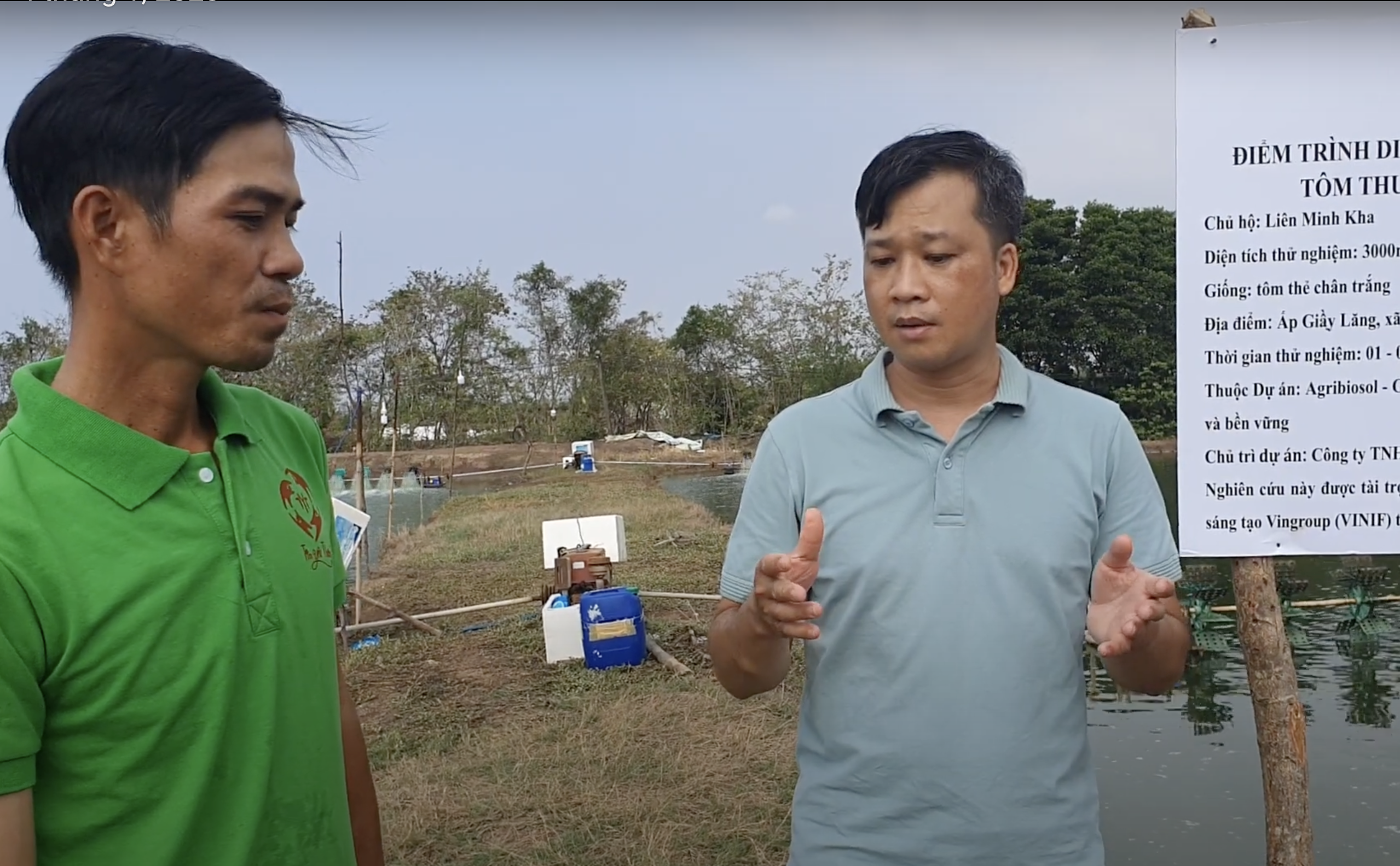 ThS. Nguyễn Văn Minh (bên phải) trao đổi với anh Liên Minh Kha, một chủ hộ nuôi tôm ở Sóc Trăng, về bộ sản phẩm vi sinh do MIDOLI cung cấp.