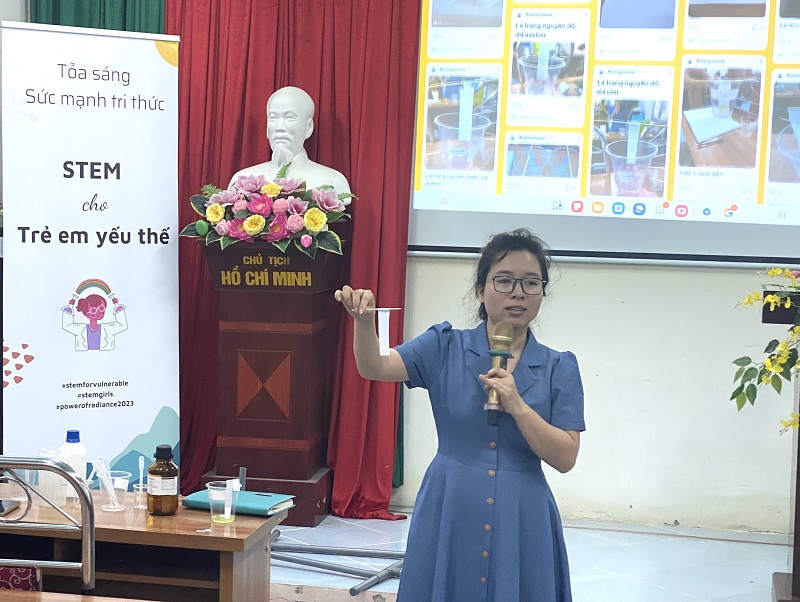 Cô giáo Đào Thị Hồng Quyên trình bày thí nghiệm dùng giấy làm sắc kí để khảo sát sắc tố của lá cây trong buổi tập huấn giáo dục STEM cho hiệu trưởng các trường của huyện Bình Gia, tỉnh Lạng Sơn ngày 7/4/2023. Ảnh: ĐHS