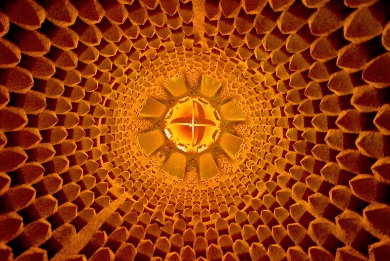 Kết cấu bên trong một tháp bồ câu, nhìn từ sàn lên trần, với hàng trăm chuồng. Ảnh: Arthur Thevenart/Corbis