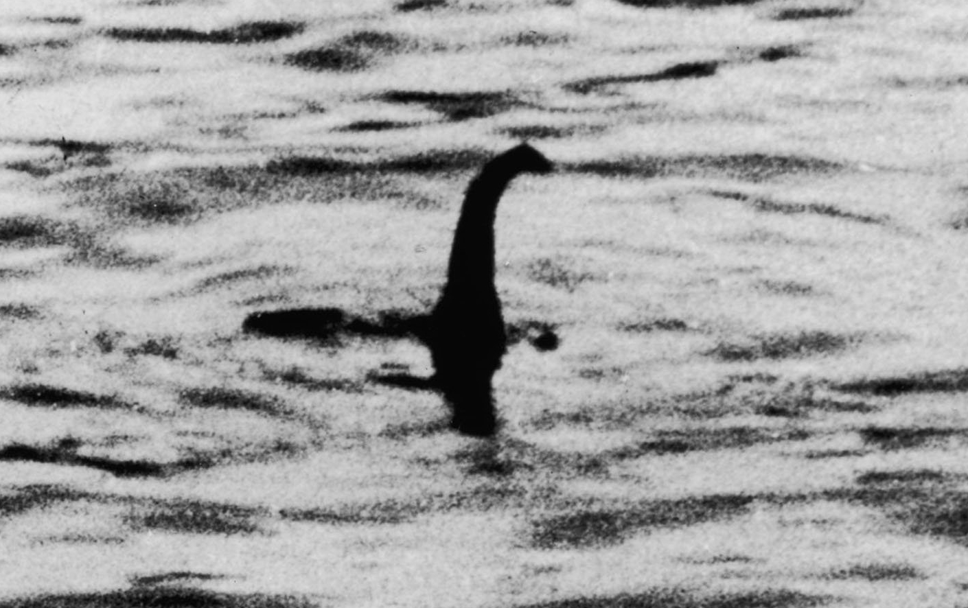 Bức ảnh nổi tiếng về quái vật hồ Loch Ness của Robert Kenneth Wilson, chụp năm 1934. Ảnh: Wikimedia