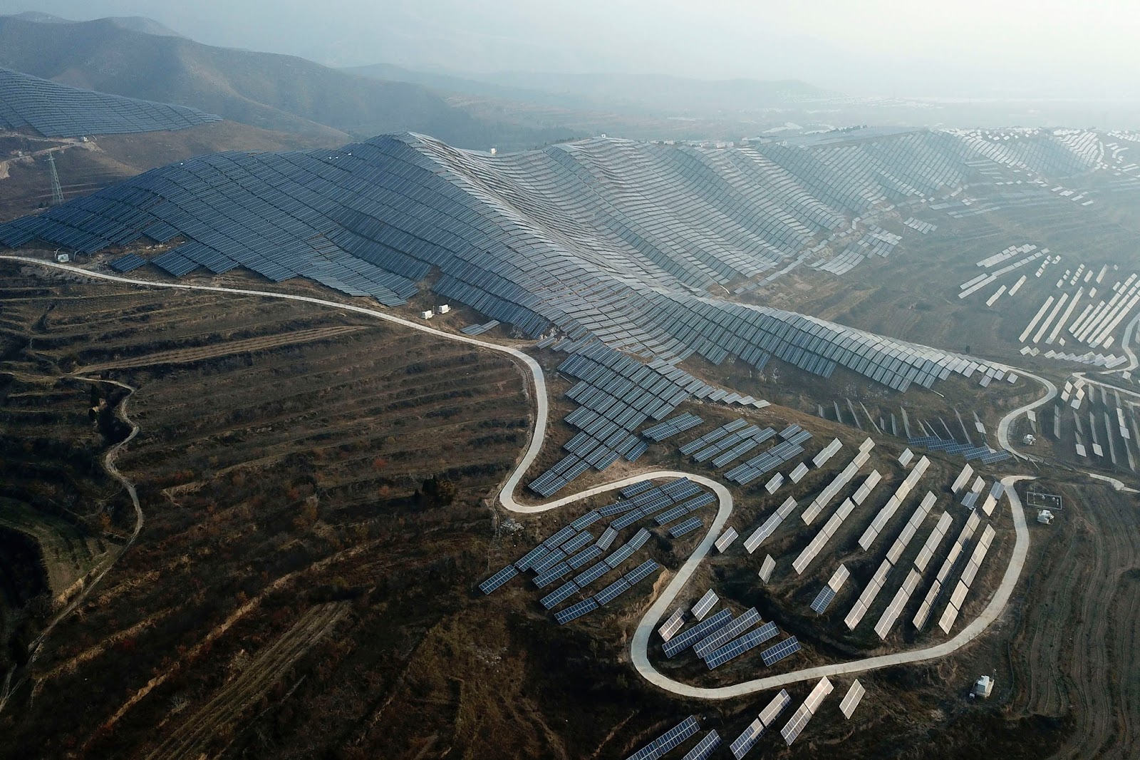 Một hệ thống pin mặt trời được lắp đặt tại Trung Quốc. Nguồn: Sam Mcneil/Associated Press