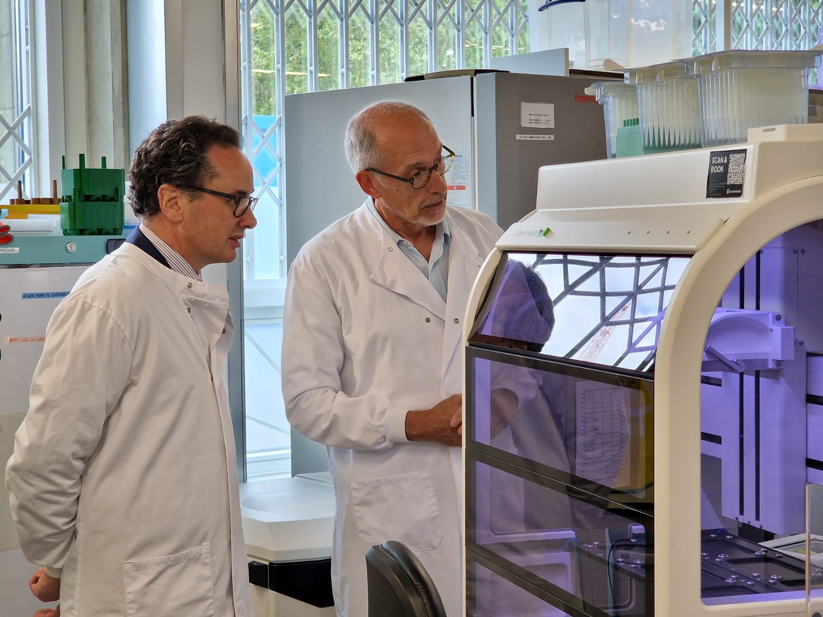 Các nhà nghiên cứu sử dụng máy CyBio FeliX để trích xuất và điều chỉnh các mẫu DNA. Ảnh: LabGenius