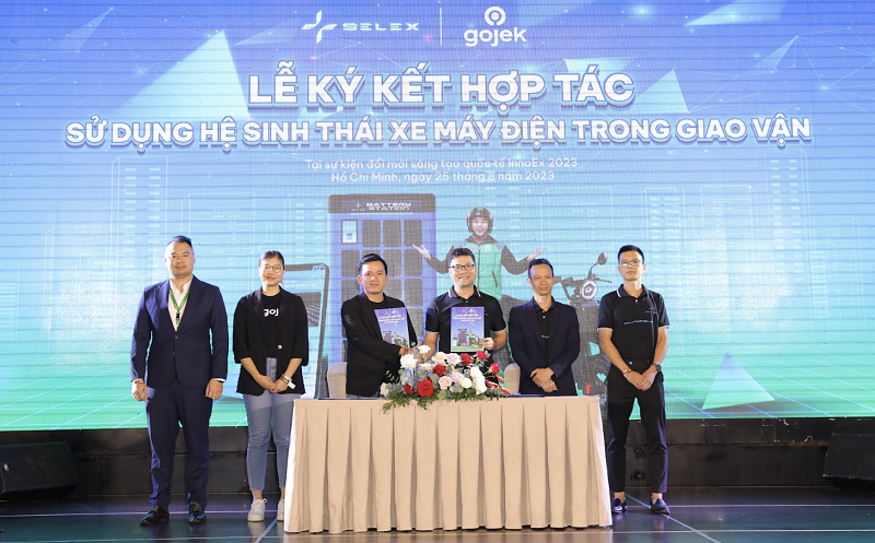 Gojek và Selex ký kết hợp tác thí điểm xe máy điện Selex Camel