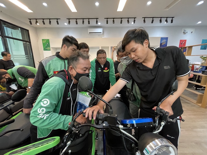 Đối tác tài xế Gojek tham gia buổi hướng dẫn sử dụng xe máy điện Selex