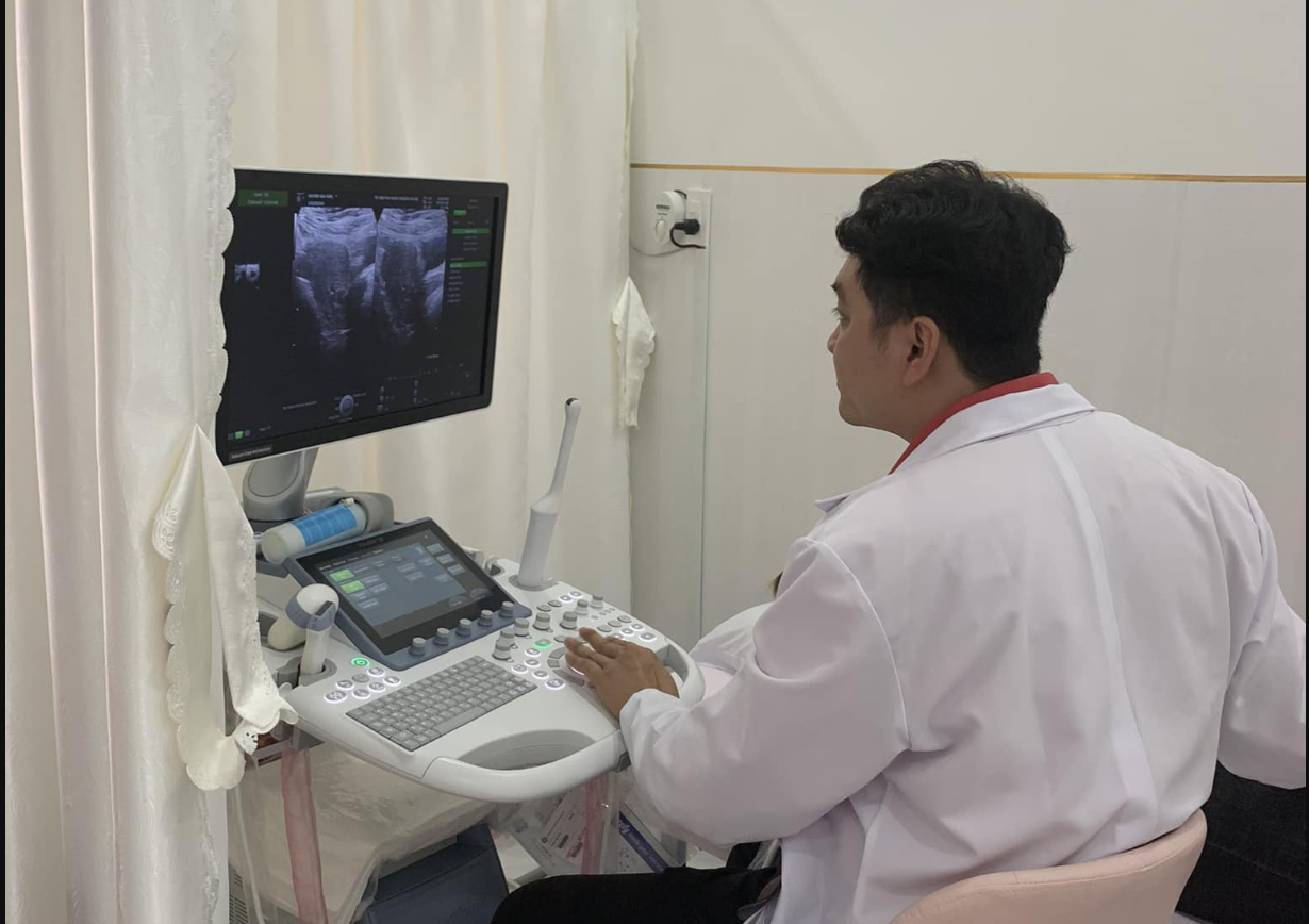 Một bác sĩ tại phòng khám Mekong Sa Đéc. Đây là một trong những phòng khám đã ứng dụng phần mềm Enet MeetDoctor để quản lý quy trình khám chữa bệnh. Ảnh: Enet MeetDoctor
