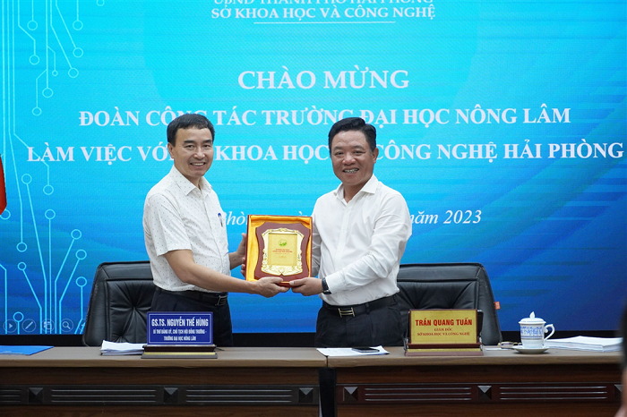 GS.TS Nguyễn Thế Hùng (trái), Chủ tịch Hội đồng Trường Đại học Nông Lâm tỉnh Thái Nguyên và TS Trần Quang Tuấn, Giám đốc Sở KH&CN Hải Phòng tại buổi gặp gỡ. Ảnh: An Nhiên/HPSTIC