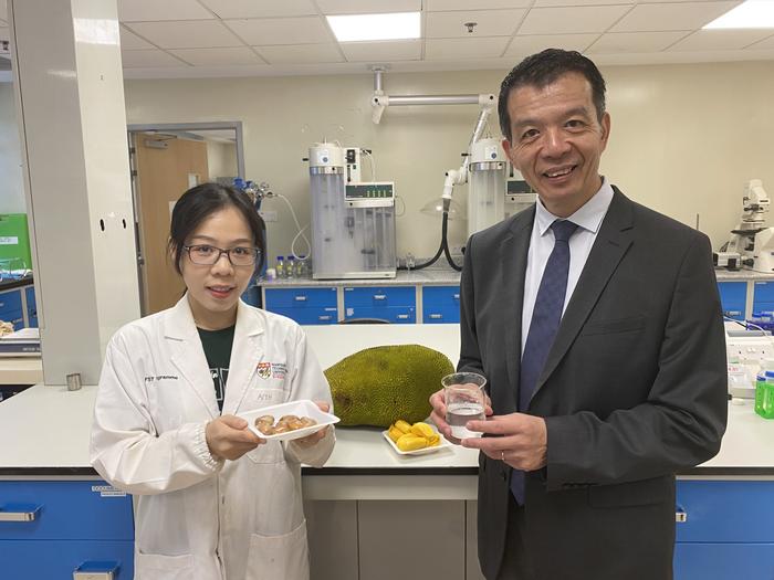 Nghiên cứu sinh Lê Ngọc Trâm Anh (trái) và GS. William Chen - Giám đốc Khoa học và Công nghệ Thực phẩm của NTU. Ảnh: NTU Singapore