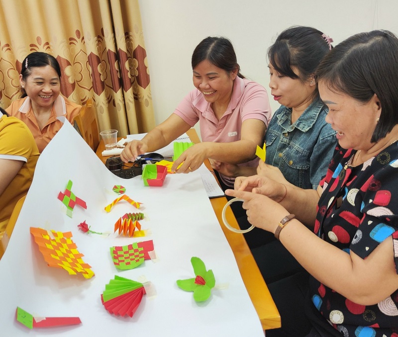 Giáo viên tiểu học huyện Văn Lãng, Lạng Sơn ứng dụng các mối ghép vào thiết kế đồ chơi với vật liệu giấy – huyện Văn Lãng ngày 26/7/2023. Ảnh: TGCC