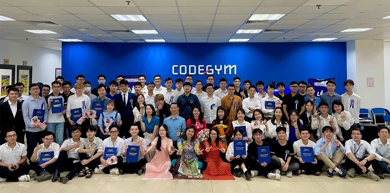 96 học viên tốt nghiệp khóa đào tạo lập trình viên chuyên nghiệp quý I.2023 của CodeGym Hà Nội. Ảnh: CodeGym