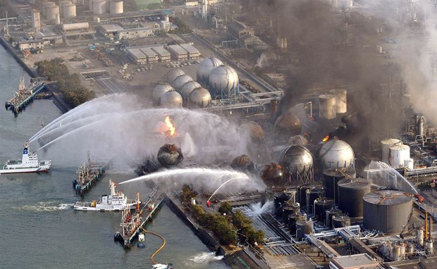 Ứng cứu sự cố tại nhà máy điện hạt nhân Fukushima sau thảm họa kép động đất, sóng thần. Ảnh: AFP