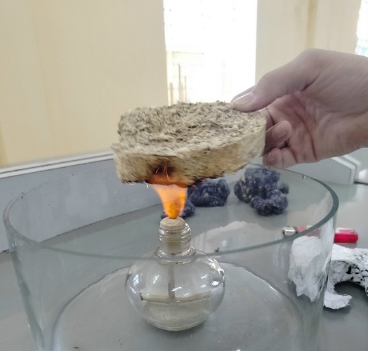  Thử nghiệm khả năng bắt cháy của vật liệu từ phế phẩm trong quá trình sản xuất nấm sò. Ảnh: NVCC