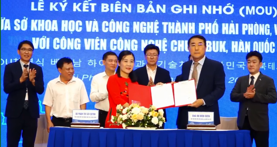 Đại diện Sở KHCN Hải Phòng (Trái) ký hợp tác với đại diện công viên công nghệ Chungbuk. Ảnh: Sở KHCN Hải Phòng 