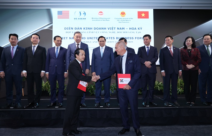Ông Bùi Hoàng Tùng, Tổng Giám đốc RKTech (trái, dưới) công bố khoản đầu tư lên tới 30 triệu USD trước sự chứng kiến của Thủ tướng Phạm Minh Chính và đoàn đại biểu cấp cao. (Ảnh: Business Wire)