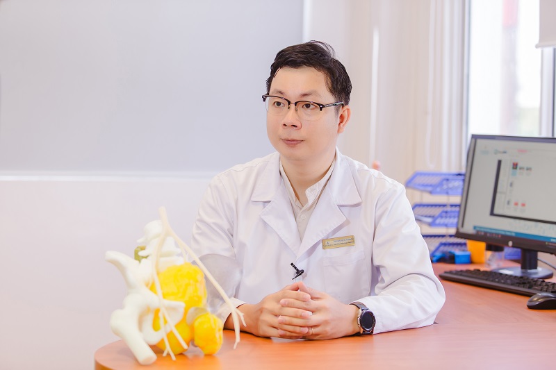 Bác sĩ Phạm Trung Hiếu cùng mô hình in 3D