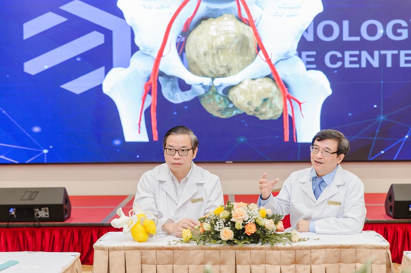 GS Trần Trung Dũng (trái) và PGS Phạm Đức Huấn - hai trong số các bác sĩ chính tham gia mổ - trao đổi về phương án phẫu thuật cho ca bệnh.