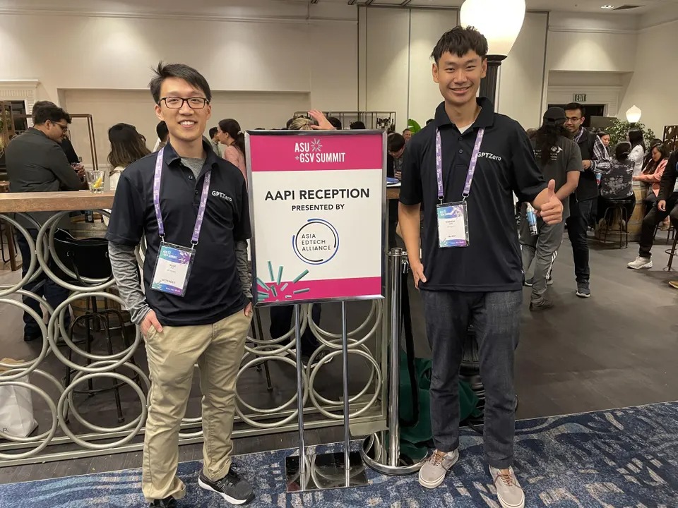 Alex Cui (Bên trái), Giám đốc công nghệ kiêm trưởng bộ phận R&D và CEO Edward Tian muốn mang đến tính minh bạch cho nền tảng máy học với GPTZero. Họ đã huy động được đầu tư 3,5 triệu USD. Ảnh: forbes.vn.