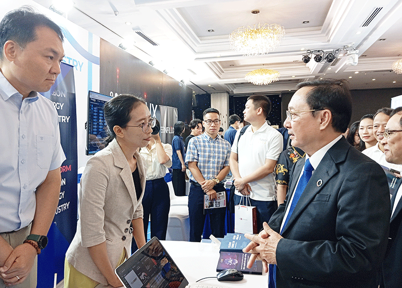 Bộ trưởng Bộ KH&CN Huỳnh Thành Đạt tham quan các gian hàng