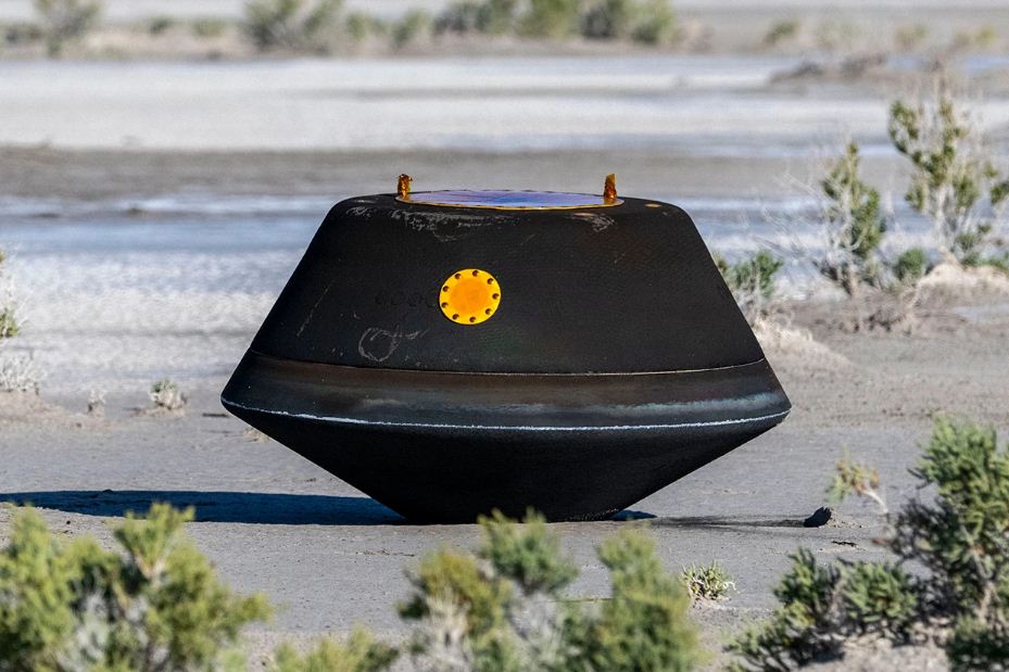Khoang chứa mẫu vật tiểu hành tinh Bennu hạ cánh an toàn xuống sa mạc Utah. Ảnh: NASA.