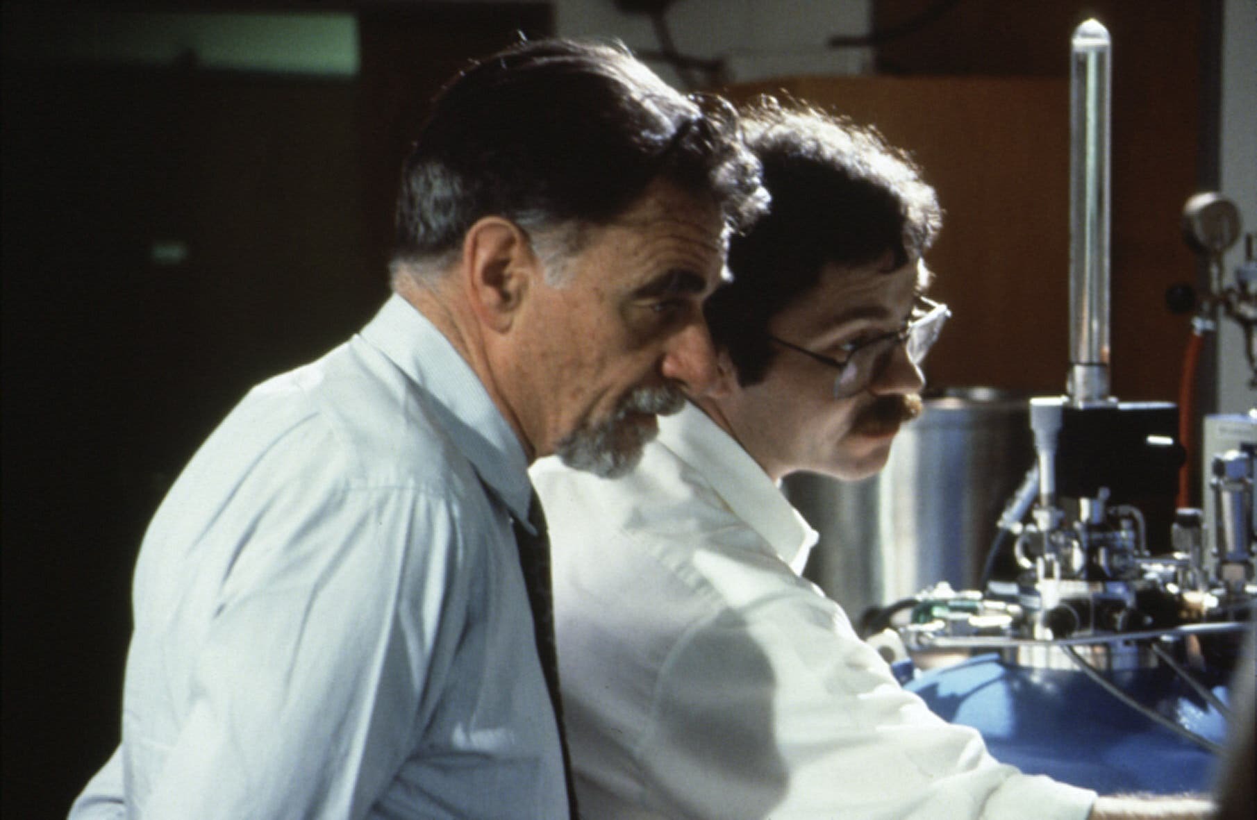 K. Alex Müller, trái, và J. George Bednorz đang làm việc tại IBM Research ở Zurich trong một bức ảnh không ghi ngày tháng. Họ chia nhau giải Nobel Vật lý năm 1987 vì khám phá ra rằng một số đồ gốm có thể là chất siêu dẫn.Ảnh: IBM