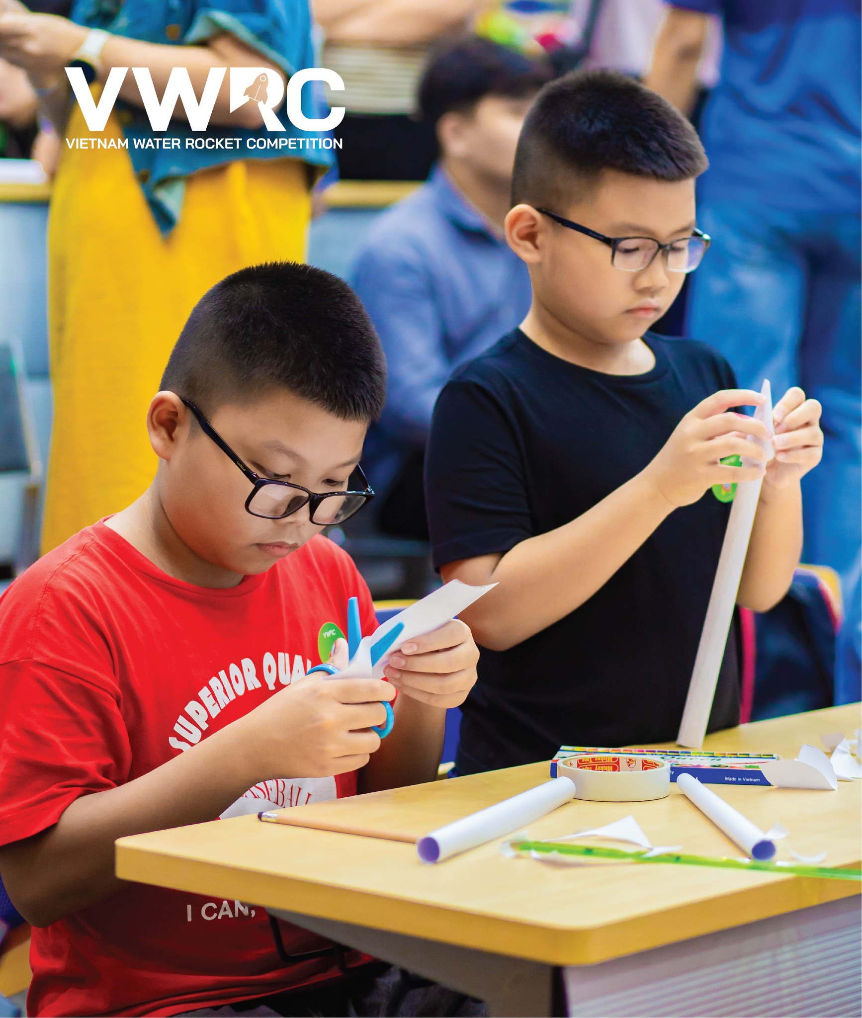 Học sinh chế tạo mô hình tên lửa giấy dưới sự hỗ trợ của các thầy cô giáo thuộc Học viện Sáng tạo S3. Ảnh: VWRC 2023