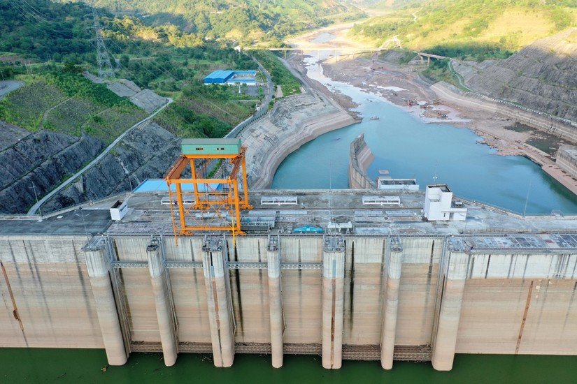 Hồ thủy điện Nhà máy thủy điện Lai Châu.