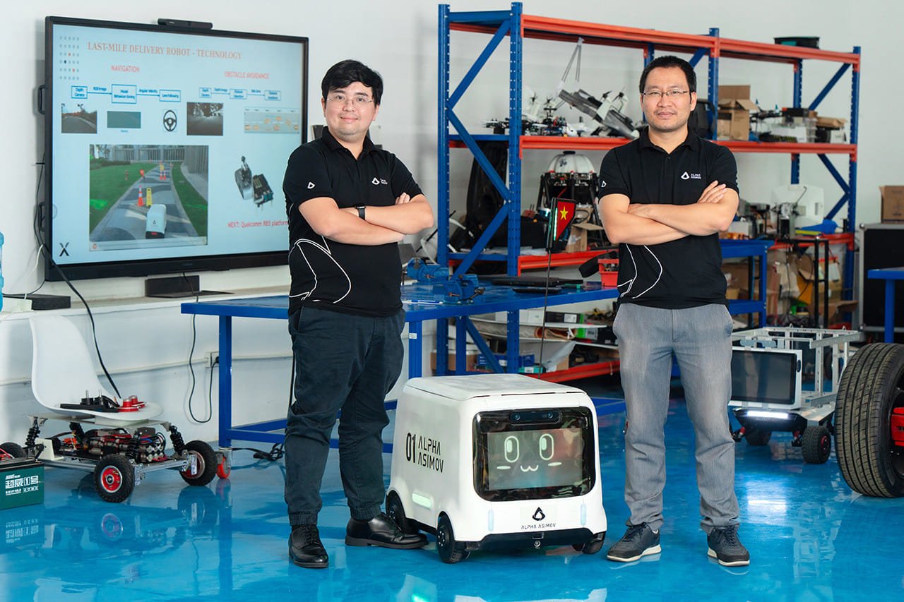 Ông Nguyễn Tuấn Anh (trái), cựu Giám đốc Grab Việt Nam, cựu Giám đốc VinID và ông Lê Anh Sơn (phải), Giám đốc Công ty CP PhenikaaX - một trong những đơn vị đầu tiên chế tạo xe tự hành cấp độ 4 ở Việt Nam, đã cùng nhau sáng lập nên Alpha Asimov Robotics. Ảnh: Tech in Asia.