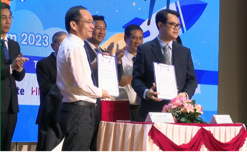 Lễ ký kết hợp tác giữa đại diện Sở KH&CN Đà Nẵng và Mạng lưới đổi mới sáng tạo Việt Nam tại Hàn Quốc. Ảnh: N.Huy